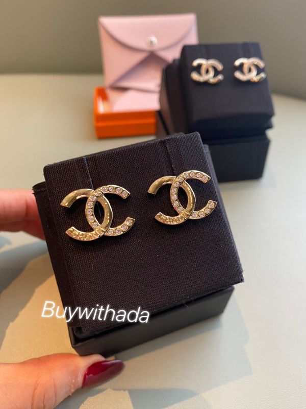 CHANEL 24P 金色CHANEL字樣 水鑽CC耳針 buywithada,france,全球代購,歐洲,exquisite,quality goods,posh,fancy,luxurious