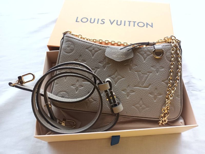 LV Easy Pouch On Strap 米色 肩背手拿包 buywithada,france,全球代購,歐洲,exquisite,quality goods,posh,fancy,luxurious