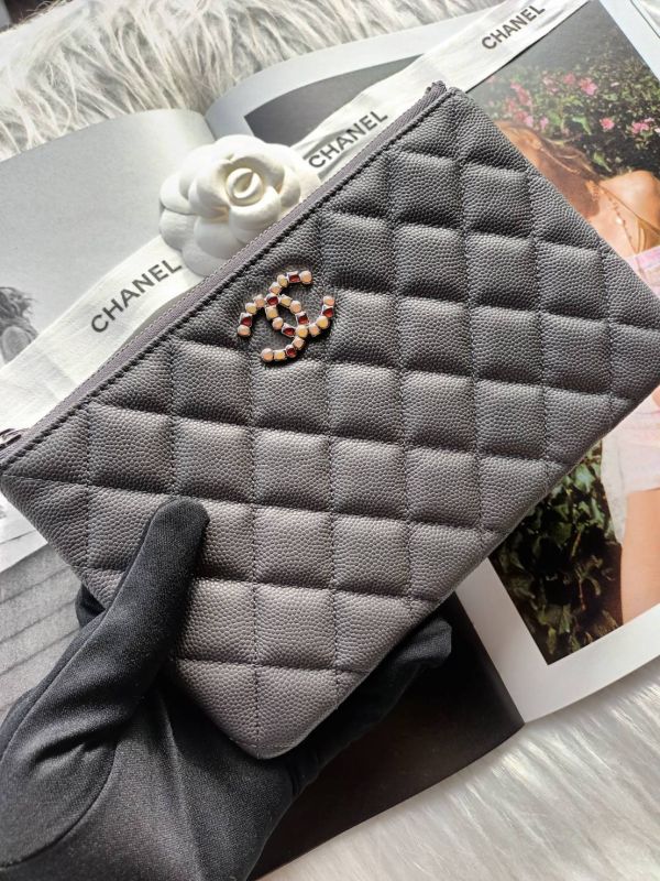 CHANEL 23K 限量琉璃雙C LOGO 高級灰荔枝皮ㄧ字手拿包 buywithada,france,全球代購,歐洲,exquisite,quality goods,posh,fancy,luxurious