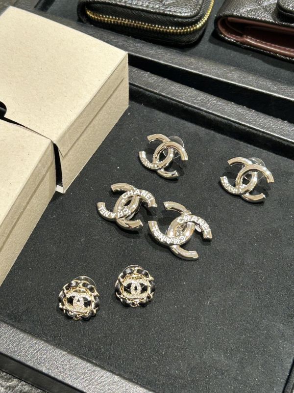 CHANEL 25P 刻白色字母耳夾 buywithada,france,全球代購,歐洲,exquisite,quality goods,posh,fancy,luxurious