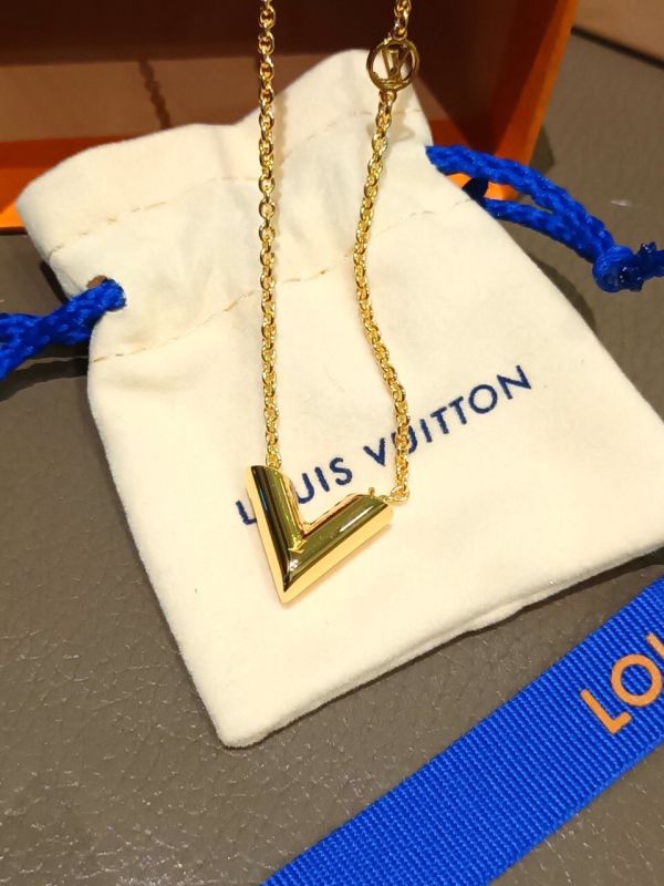 LV 經典 Essential V 項鍊 