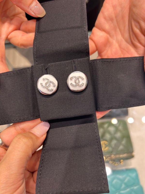 CHANEL 25C 最新渡假系列 白色CC 耳針 buywithada,france,全球代購,歐洲,exquisite,quality goods,posh,fancy,luxurious