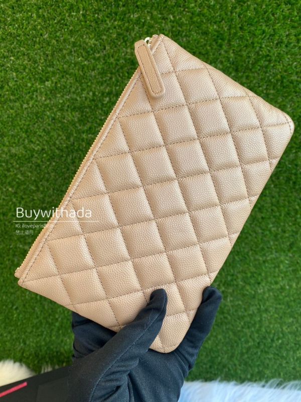 CHANEL 23 限量金屬LOGO 焦糖奶茶荔枝金釦 手拿包 buywithada,france,全球代購,歐洲,exquisite,quality goods,posh,fancy,luxurious