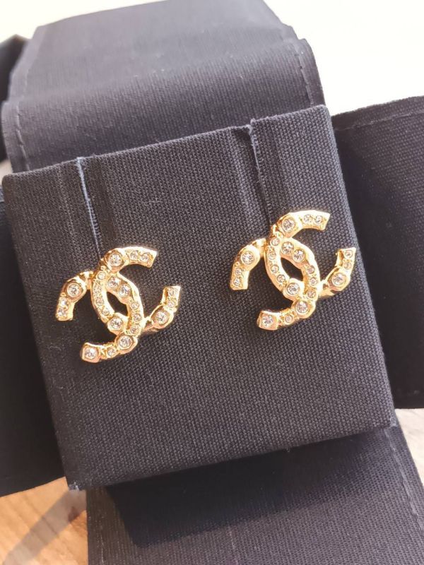 CHANEL 24S 新款金色CC  水鑽耳針 buywithada,france,全球代購,歐洲,exquisite,quality goods,posh,fancy,luxurious