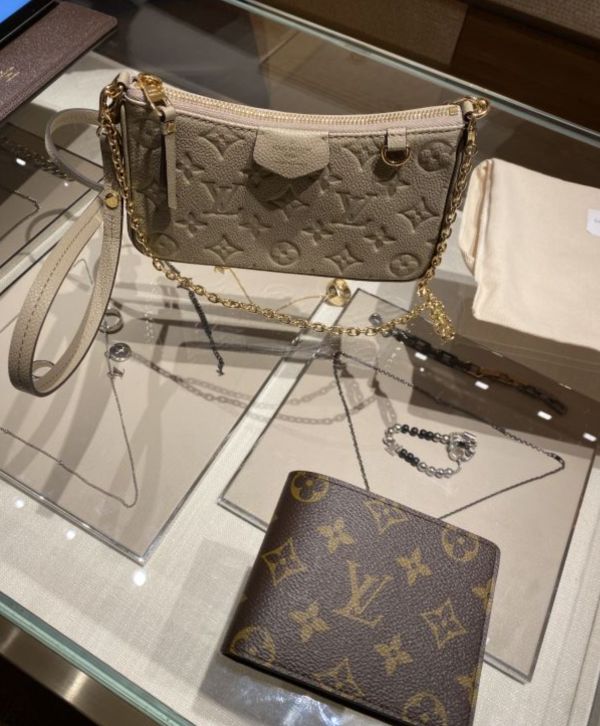 LV Easy Pouch On Strap 米色 肩背手拿包 buywithada,france,全球代購,歐洲,exquisite,quality goods,posh,fancy,luxurious