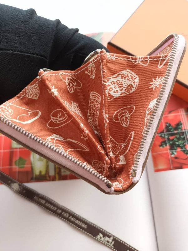 HERMES SILK IN COMPACT 絲巾短夾 09夢幻紫 最新內裡紅色牛仔印花 buywithada,france,全球代購,歐洲,exquisite,quality goods,posh,fancy,luxurious