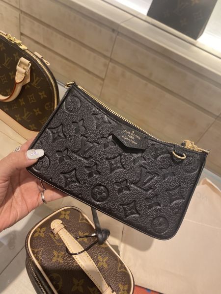 LV Easy Pouch On Strap 黑色 肩背手拿包 buywithada,france,全球代購,歐洲,exquisite,quality goods,posh,fancy,luxurious