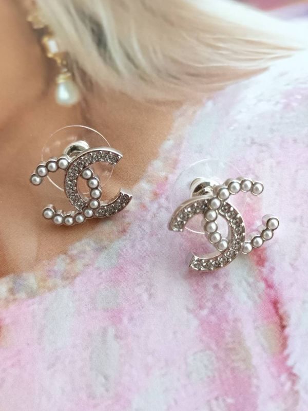 CHANEL 半珍珠半水鑽CC耳針 buywithada,france,全球代購,歐洲,exquisite,quality goods,posh,fancy,luxurious