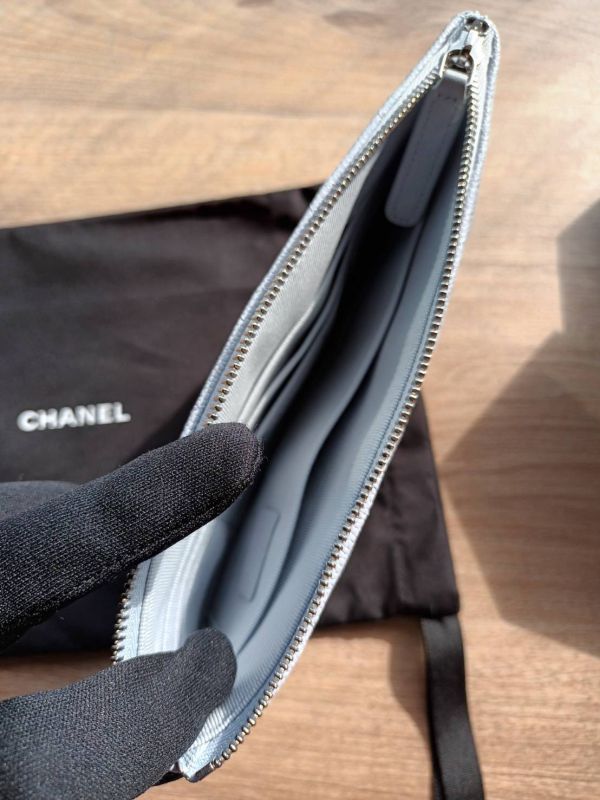 CHANEL 24P 藍灰色荔枝手拿包 中號 