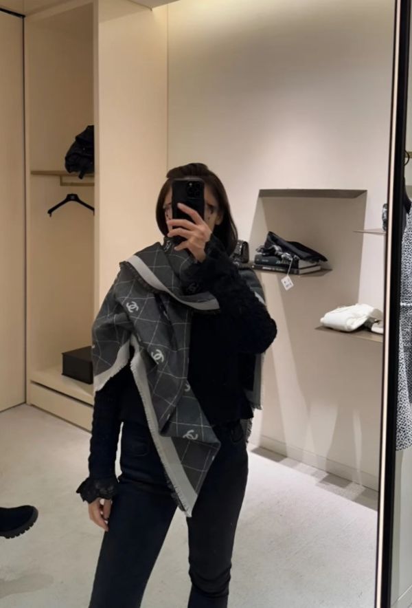 CHANEL 25P 灰色滿版logo雙面圍巾披肩 90*90 buywithada,france,全球代購,歐洲,exquisite,quality goods,posh,fancy,luxurious
