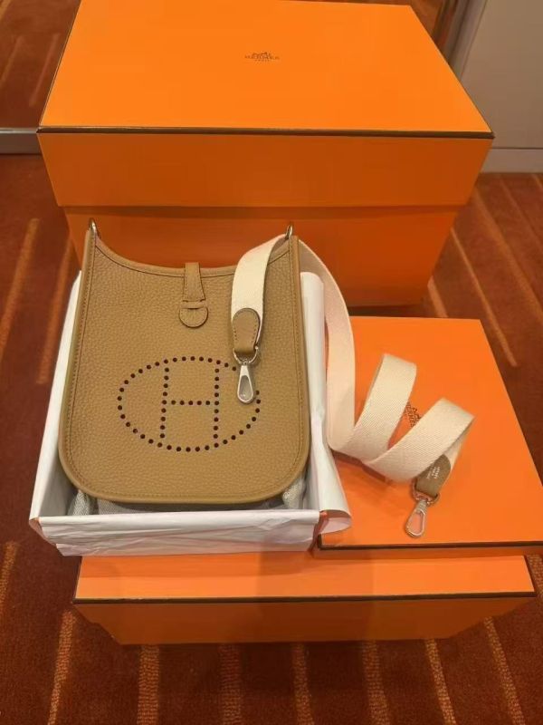 HERMES mini evelyne 餅乾色銀扣搭配奶油白肩帶 buywithada,france,全球代購,歐洲,exquisite,quality goods,posh,fancy,luxurious