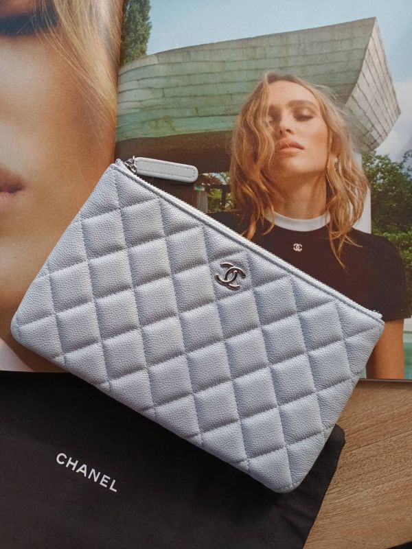 CHANEL 24P 藍灰色荔枝手拿包 中號 