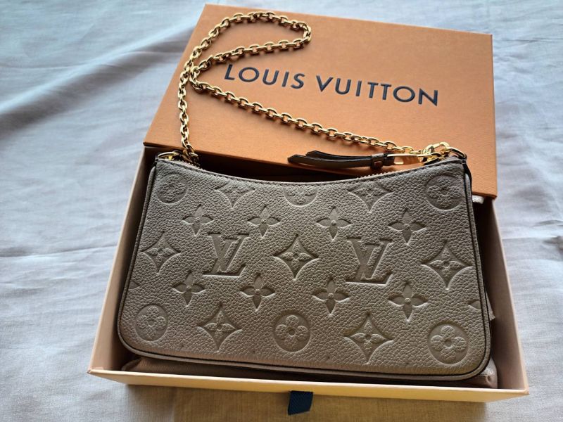LV Easy Pouch On Strap 米色 肩背手拿包 buywithada,france,全球代購,歐洲,exquisite,quality goods,posh,fancy,luxurious
