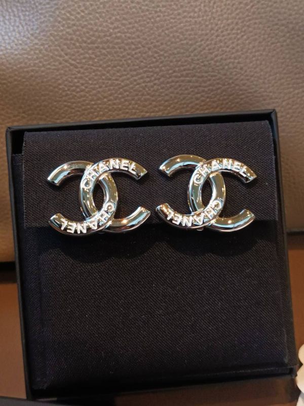 CHANEL 25P 刻白色字母耳夾 buywithada,france,全球代購,歐洲,exquisite,quality goods,posh,fancy,luxurious