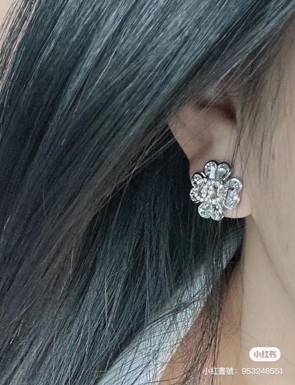 台灣現貨 CHANEL 幸運草 超閃水鑽耳針 buywithada,france,全球代購,歐洲,exquisite,quality goods,posh,fancy,luxurious