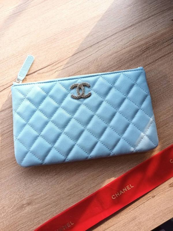 CHANEL 水鑽雙C LOGO 手拿包中號 寶寶藍 buywithada,france,全球代購,歐洲,exquisite,quality goods,posh,fancy,luxurious