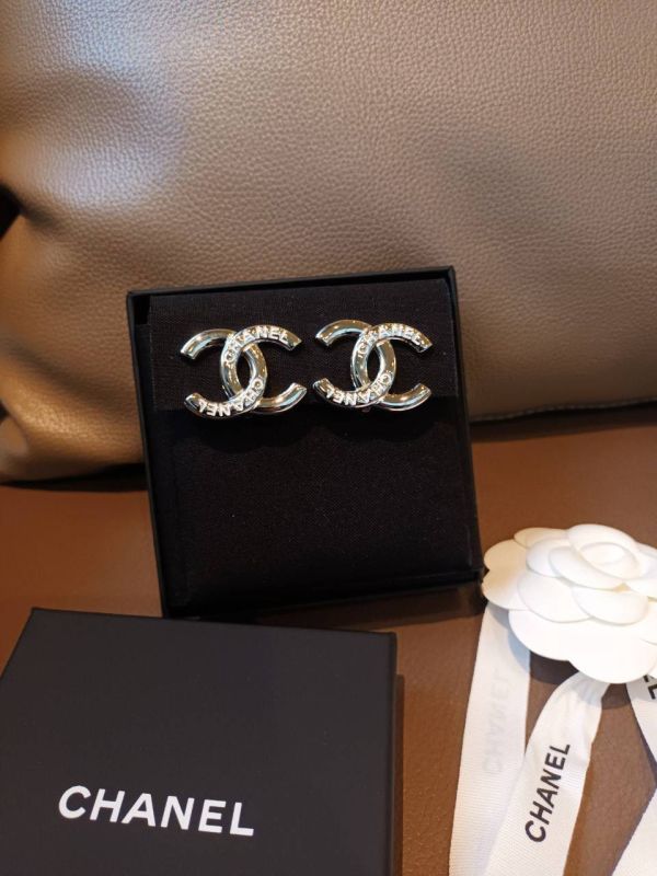 CHANEL 25P 刻白色字母耳夾 buywithada,france,全球代購,歐洲,exquisite,quality goods,posh,fancy,luxurious