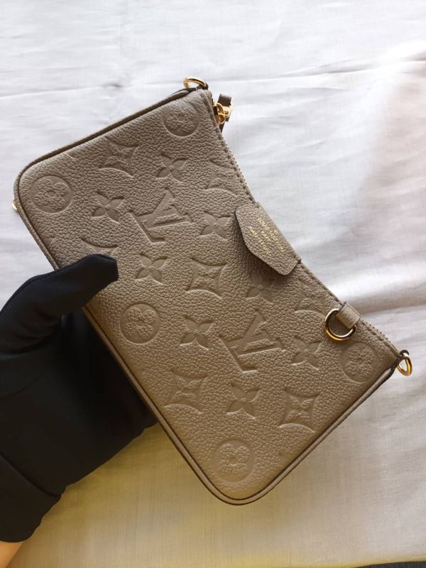 LV Easy Pouch On Strap 米色 肩背手拿包 buywithada,france,全球代購,歐洲,exquisite,quality goods,posh,fancy,luxurious