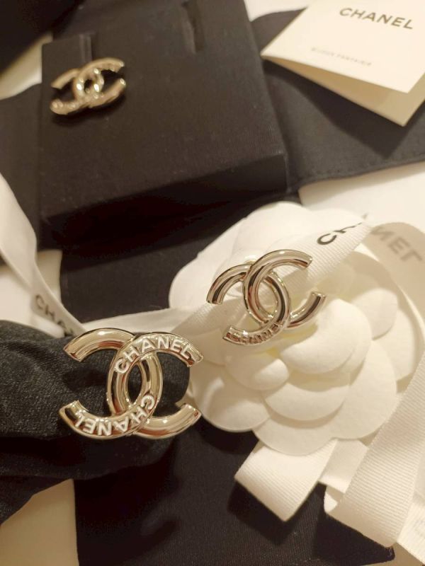CHANEL 25P chanel字樣 logo白色字母耳夾 台灣現貨 buywithada,france,全球代購,歐洲,exquisite,quality goods,posh,fancy,luxurious