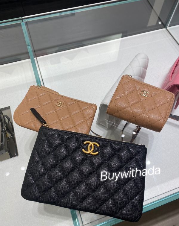 CHANEL 23A 限量金屬LOGO 手拿包 荔枝牛皮 buywithada,france,全球代購,歐洲,exquisite,quality goods,posh,fancy,luxurious