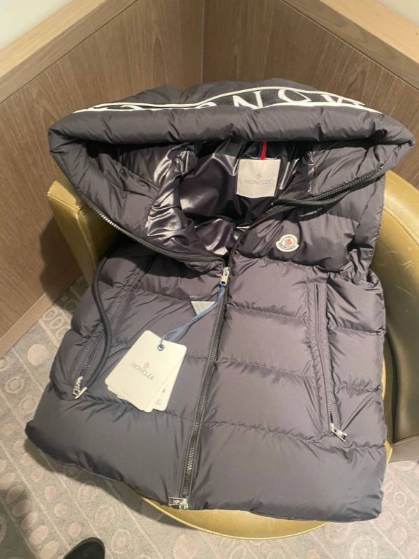 Moncler 2023 最新款羽絨背心含帽款 帽子Moncler字樣 size 3 buywithada,france,全球代購,歐洲,exquisite,quality goods,posh,fancy,luxurious