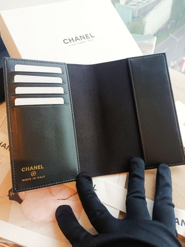 CHANEL 水鑽CC LOGO 護照夾 黑荔枝皮 buywithada,france,全球代購,歐洲,exquisite,quality goods,posh,fancy,luxurious