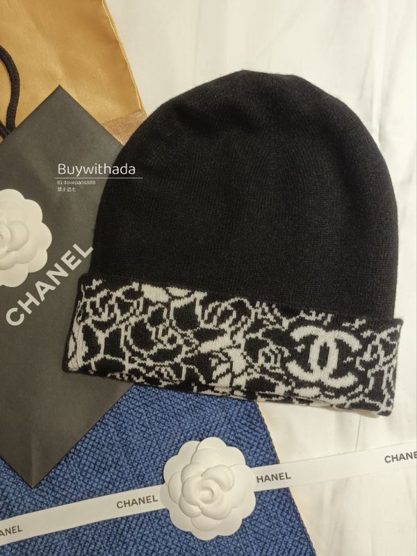 CHANEL 23K 山茶花黑白配色毛帽 四種戴法 buywithada,france,全球代購,歐洲,exquisite,quality goods,posh,fancy,luxurious