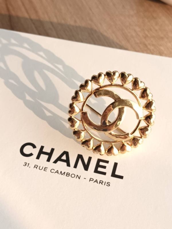 CHANEL 金色愛心logo胸針 現貨甜甜價 buywithada,france,全球代購,歐洲,exquisite,quality goods,posh,fancy,luxurious
