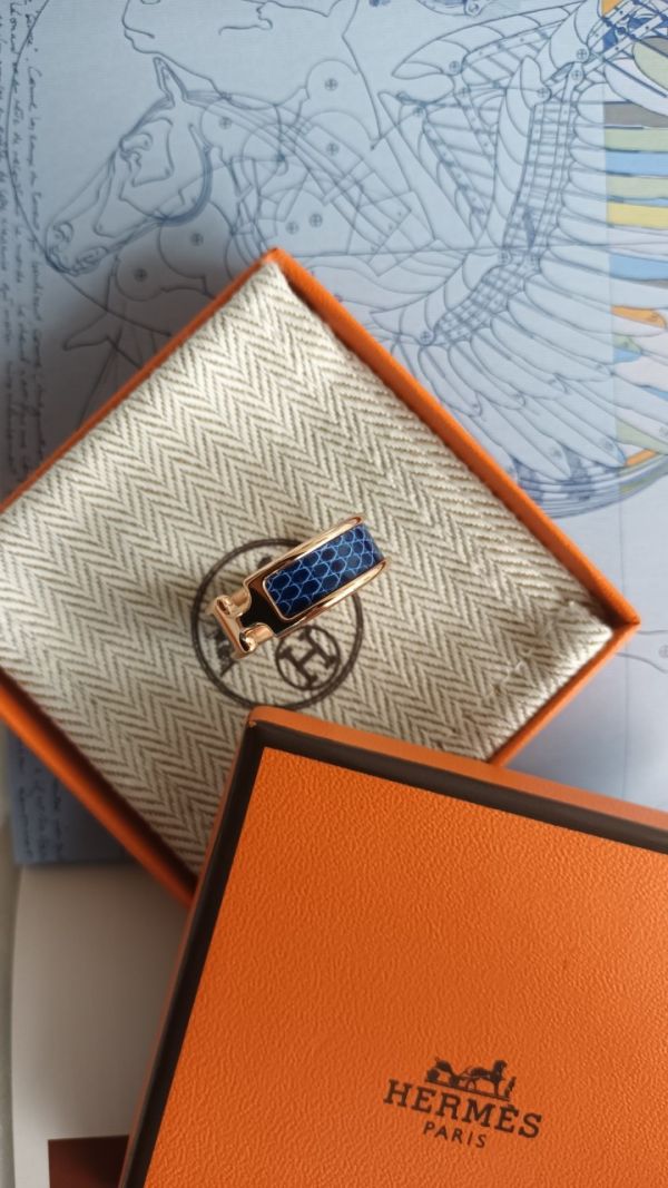 HERMES Olympe 中號耳骨釦 藍色金釦 蜥蜴皮革 buywithada,france,全球代購,歐洲,exquisite,quality goods,posh,fancy,luxurious