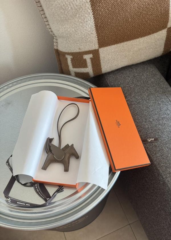 Hermès RODEO 大象灰 白線飛馬 現貨 代購,精品,ADA商店,網路商城,預約面交,buywithada,france,全球代購,歐洲,hermes,CHANEL,celine,lv,balenciaga,香奈兒,愛馬仕,路易威登,巴黎世家,VCA,CHROME HEARTS,克羅心,梵克雅寶,勾雅,高雅德,GOYARD