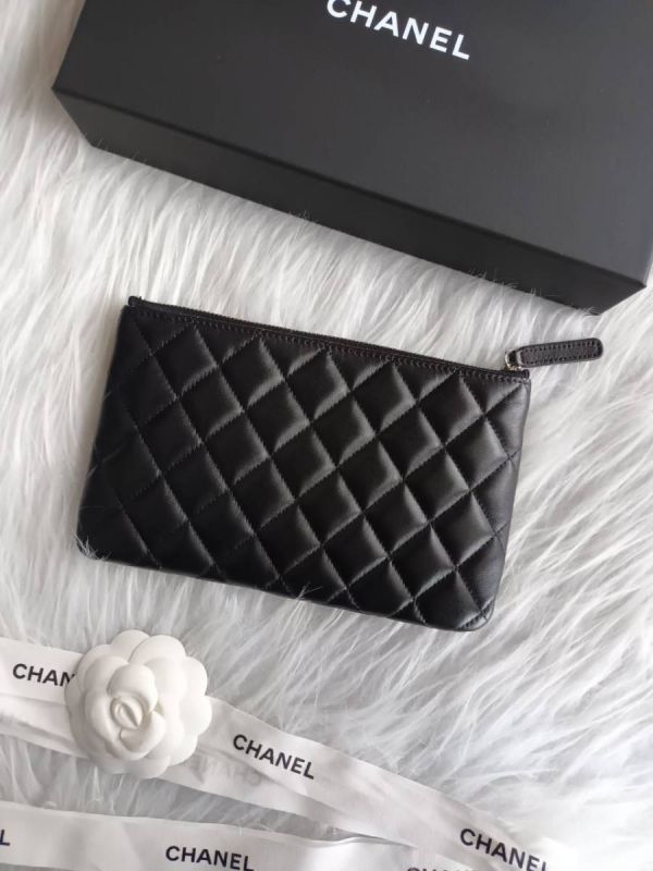 CHANEL 24限量 雙c流星LOGO 一字拉鍊手拿包 中號 黑羊銀釦 buywithada,france,全球代購,歐洲,exquisite,quality goods,posh,fancy,luxurious