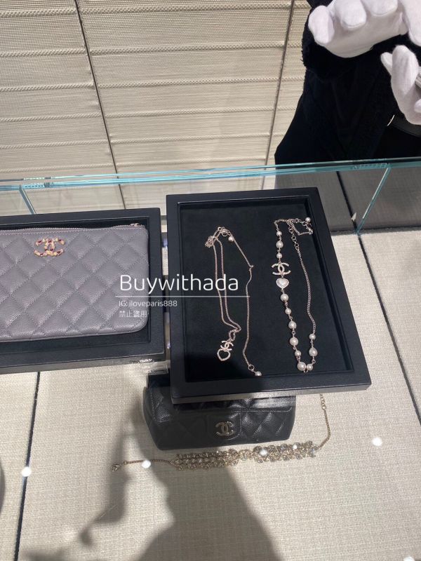CHANEL 23K 限量琉璃雙C LOGO 高級灰荔枝皮ㄧ字手拿包 buywithada,france,全球代購,歐洲,exquisite,quality goods,posh,fancy,luxurious