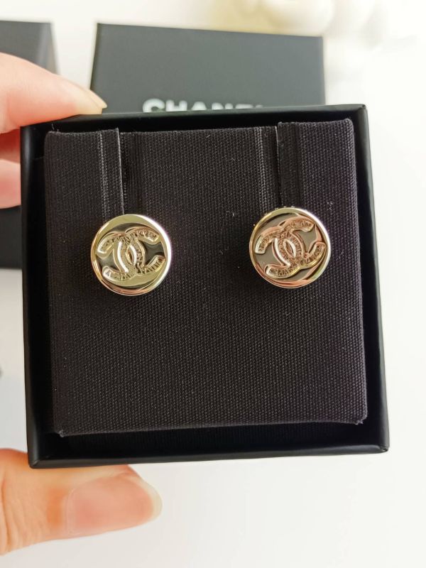 CHANEL 25C 最新款 圓餅鈕扣耳環 淡金/銀 buywithada,france,全球代購,歐洲,exquisite,quality goods,posh,fancy,luxurious