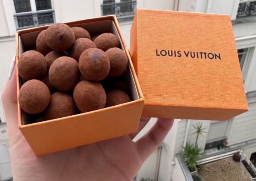 Louis Vuitton Lv 160週年  法國巴黎限定巧克力  榛果巧克力 約30顆 buywithada,france,全球代購,歐洲,exquisite,quality goods,posh,fancy,luxurious