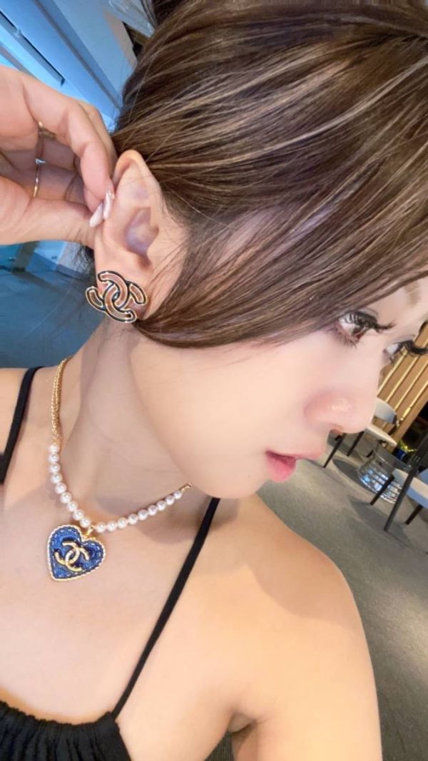 CHANEL 24A 最新款 漫畫黑金鏤空耳夾 buywithada,france,全球代購,歐洲,exquisite,quality goods,posh,fancy,luxurious