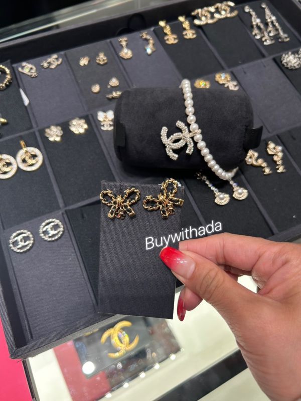 CHANEL 經典皮穿鍊蝴蝶結耳針 buywithada,france,全球代購,歐洲,exquisite,quality goods,posh,fancy,luxurious
