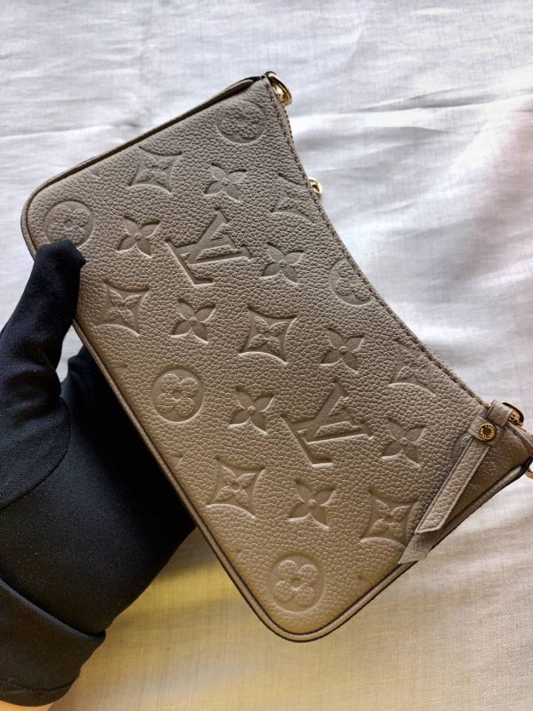 LV Easy Pouch On Strap 米色 肩背手拿包 buywithada,france,全球代購,歐洲,exquisite,quality goods,posh,fancy,luxurious