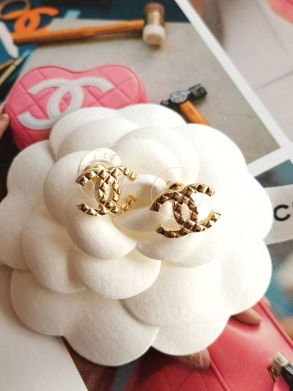 CHANEL 24P 高級感 金色菱格CC 耳針 現貨 buywithada,france,全球代購,歐洲,exquisite,quality goods,posh,fancy,luxurious