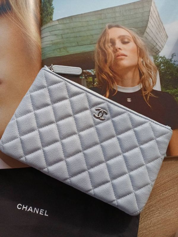 CHANEL 24P 藍灰色荔枝手拿包 中號 