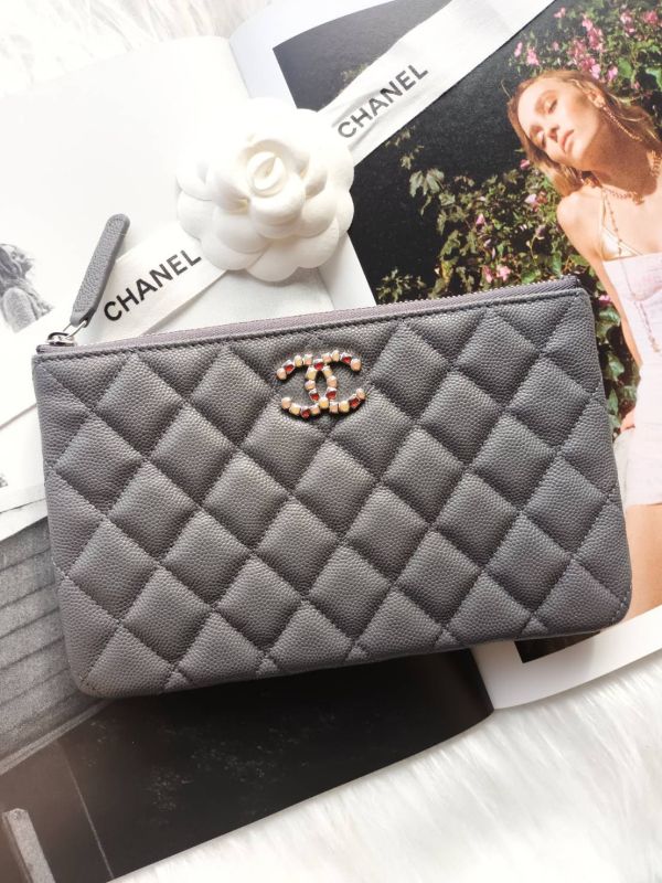CHANEL 23K 限量琉璃雙C LOGO 高級灰荔枝皮ㄧ字手拿包 buywithada,france,全球代購,歐洲,exquisite,quality goods,posh,fancy,luxurious
