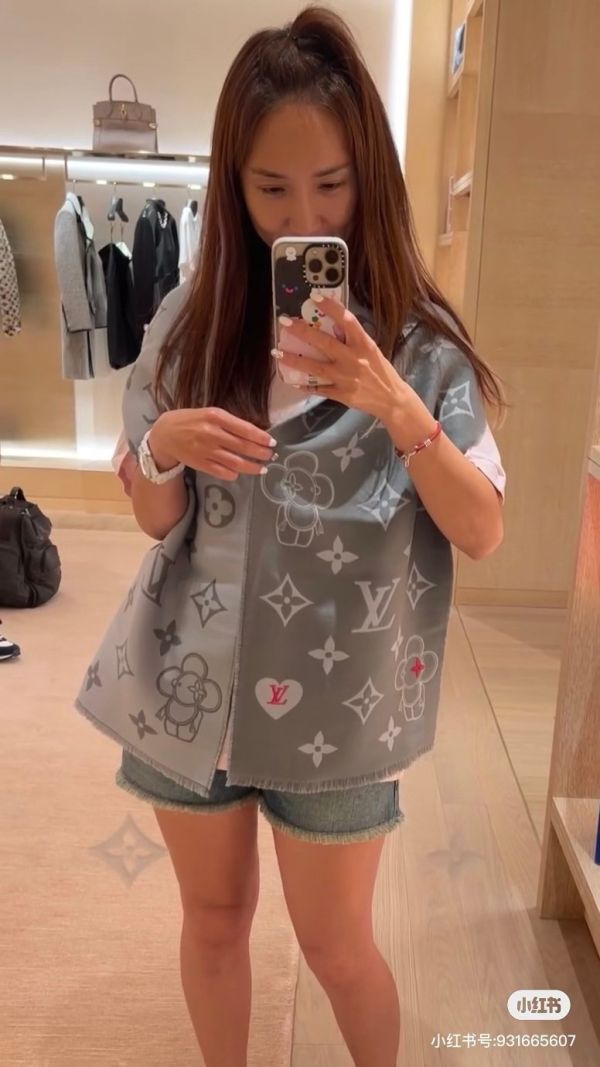 LV vivienne 限量版圍巾灰色有紅字 buywithada,france,全球代購,歐洲,exquisite,quality goods,posh,fancy,luxurious