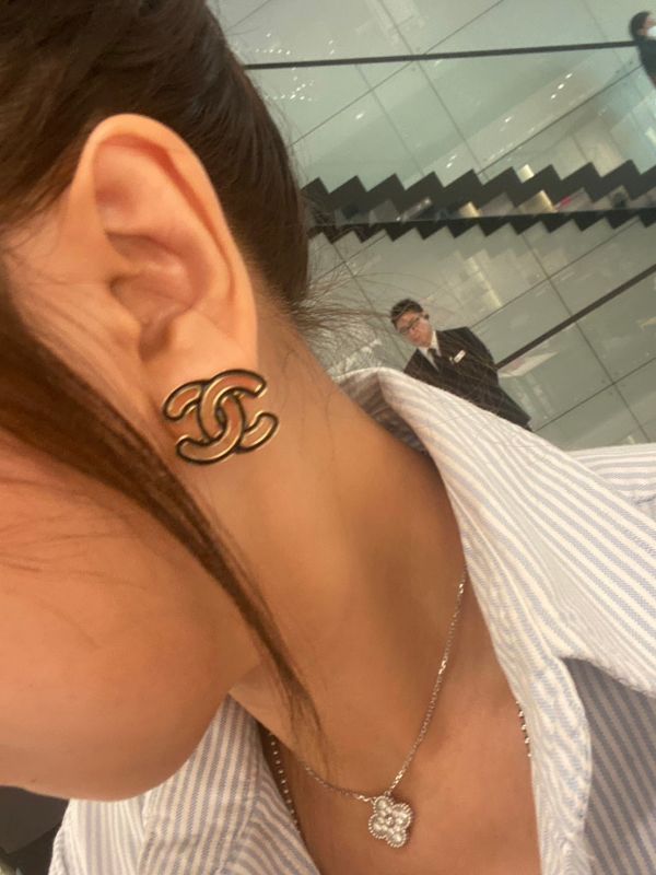 CHANEL 24A 最新款 漫畫黑金鏤空耳夾 buywithada,france,全球代購,歐洲,exquisite,quality goods,posh,fancy,luxurious