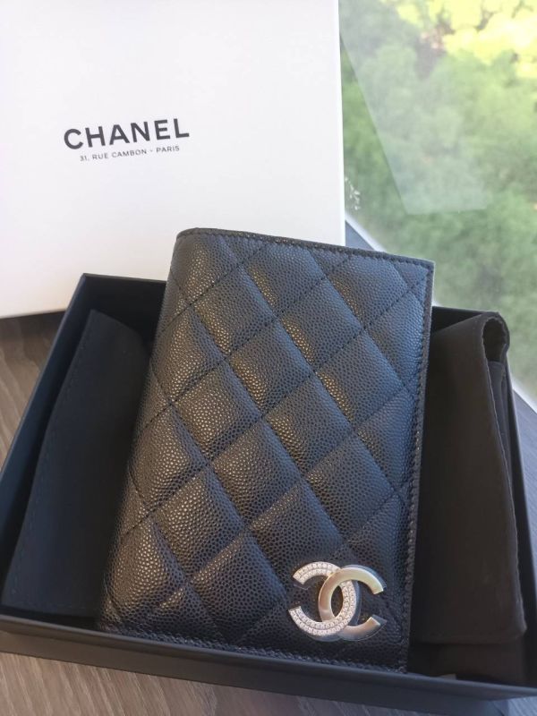 CHANEL 水鑽CC LOGO 護照夾 黑荔枝皮 buywithada,france,全球代購,歐洲,exquisite,quality goods,posh,fancy,luxurious