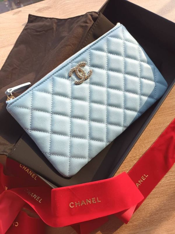 CHANEL 水鑽雙C LOGO 手拿包中號 寶寶藍 buywithada,france,全球代購,歐洲,exquisite,quality goods,posh,fancy,luxurious