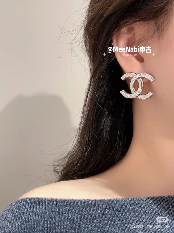 CHANEL 25P 刻白色字母耳夾 buywithada,france,全球代購,歐洲,exquisite,quality goods,posh,fancy,luxurious