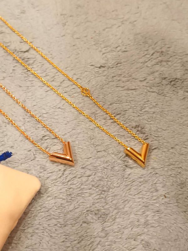 LV 經典 Essential V 項鍊 