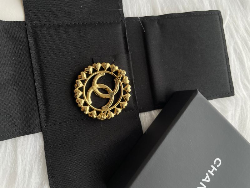 CHANEL 金色愛心logo胸針 現貨甜甜價 buywithada,france,全球代購,歐洲,exquisite,quality goods,posh,fancy,luxurious