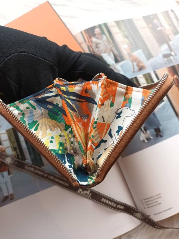 HERMES SILK IN 絲巾短夾 金棕色 內裡自由之城 狗狗 buywithada,france,全球代購,歐洲,exquisite,quality goods,posh,fancy,luxurious