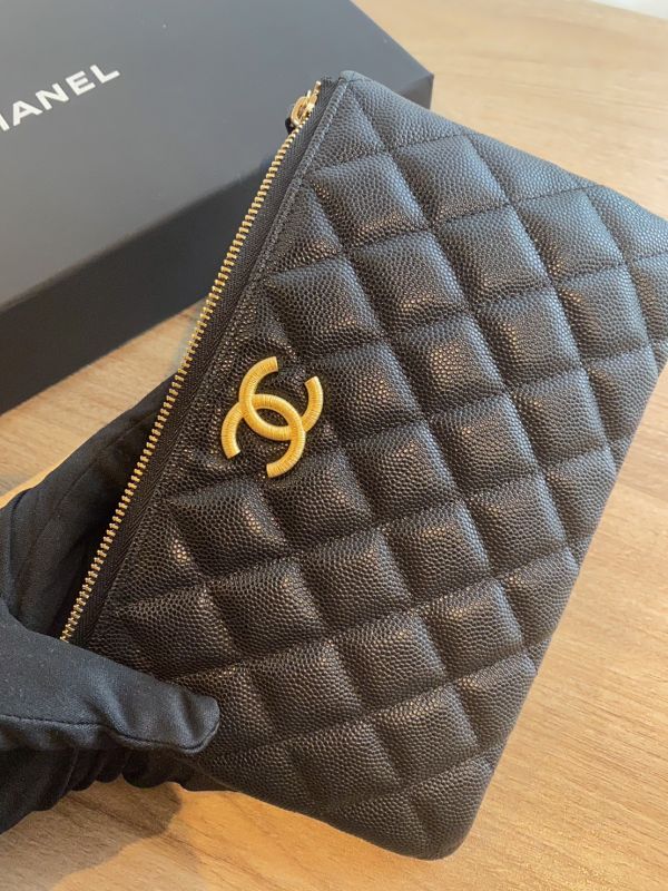 CHANEL 23A 限量金屬LOGO 手拿包 荔枝牛皮 buywithada,france,全球代購,歐洲,exquisite,quality goods,posh,fancy,luxurious