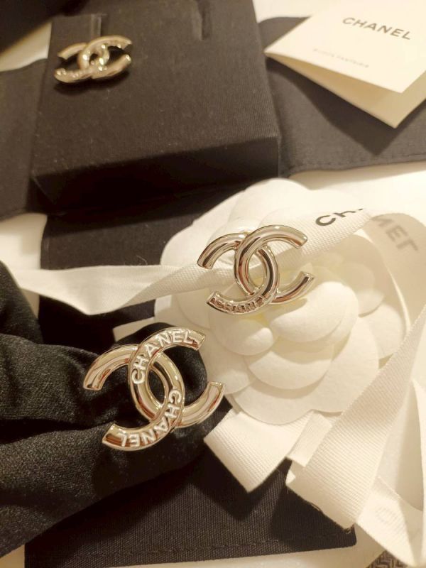 CHANEL 25P chanel字樣 logo白色字母耳夾 台灣現貨 buywithada,france,全球代購,歐洲,exquisite,quality goods,posh,fancy,luxurious